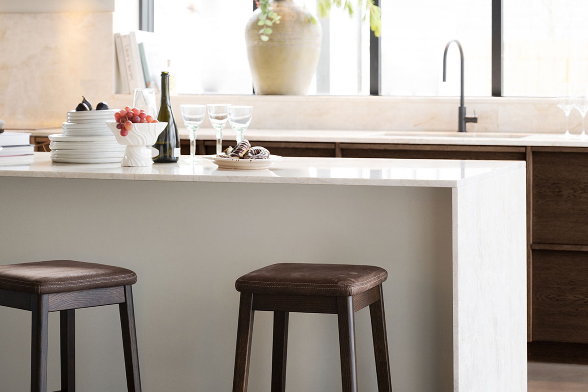 Rowico-Livermore-Barstol-Brun-Ek-Miljo-.jpg Rowico-Livermore-Barstol-Brun-Ek-Miljo-