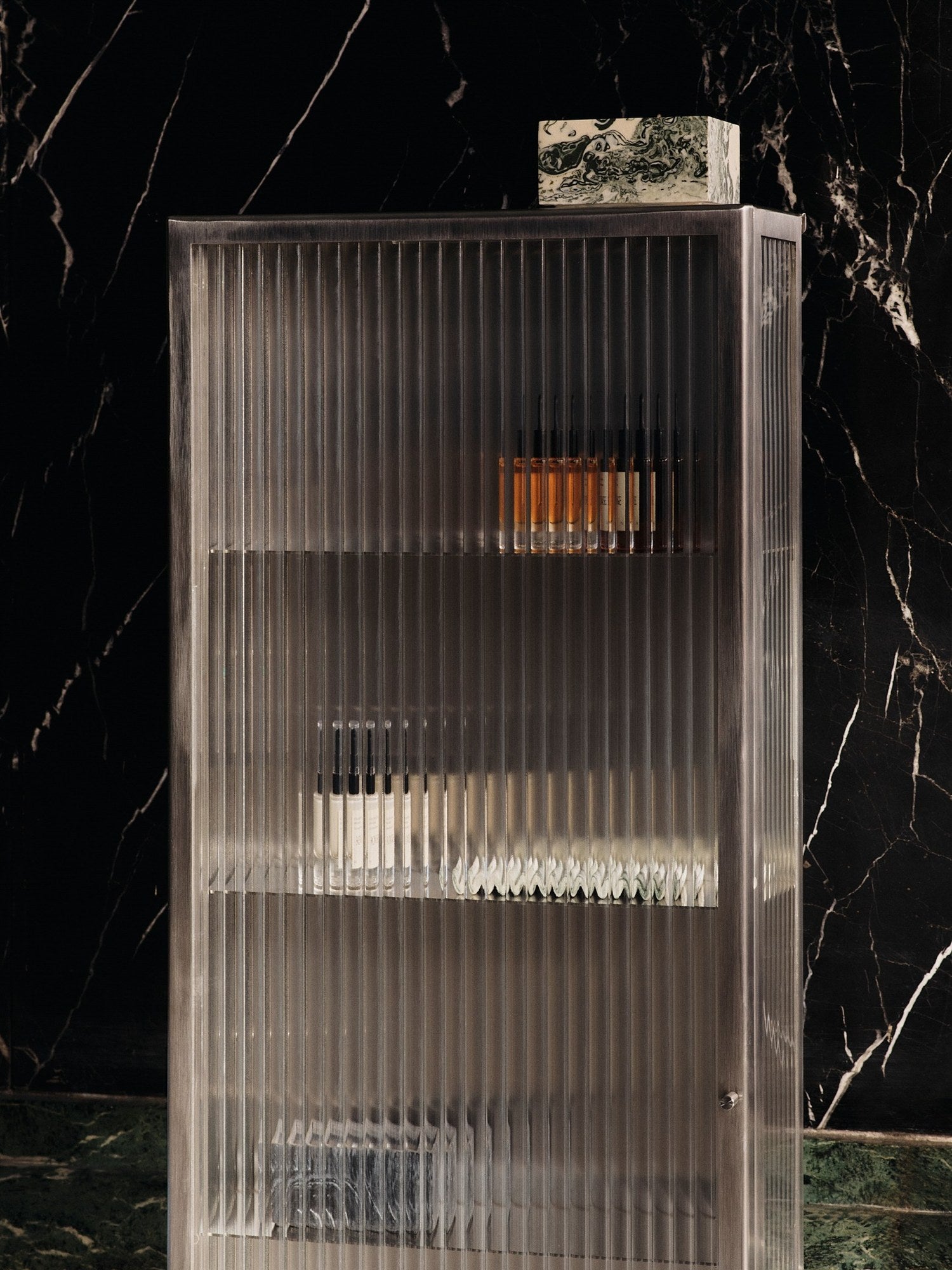 Ferm-Living-Haze-Wall-Cabinet-Reeded-Glass-Stainless-Steel-2055-miljo-1
