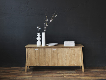 Verona Sideboard i oljad ek från Hans K med dekorativa detaljer