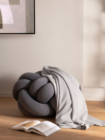 Pleece-Plad-Light-Grey-Miljo