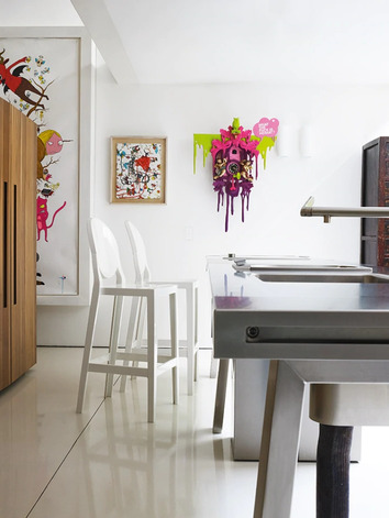 One More barstol 65 Vit vid en köksö