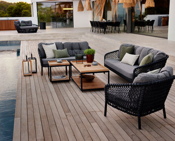 Ocean Large 2-Sits Soffa Dark Grey som en del av soffgrupp vid poolkant