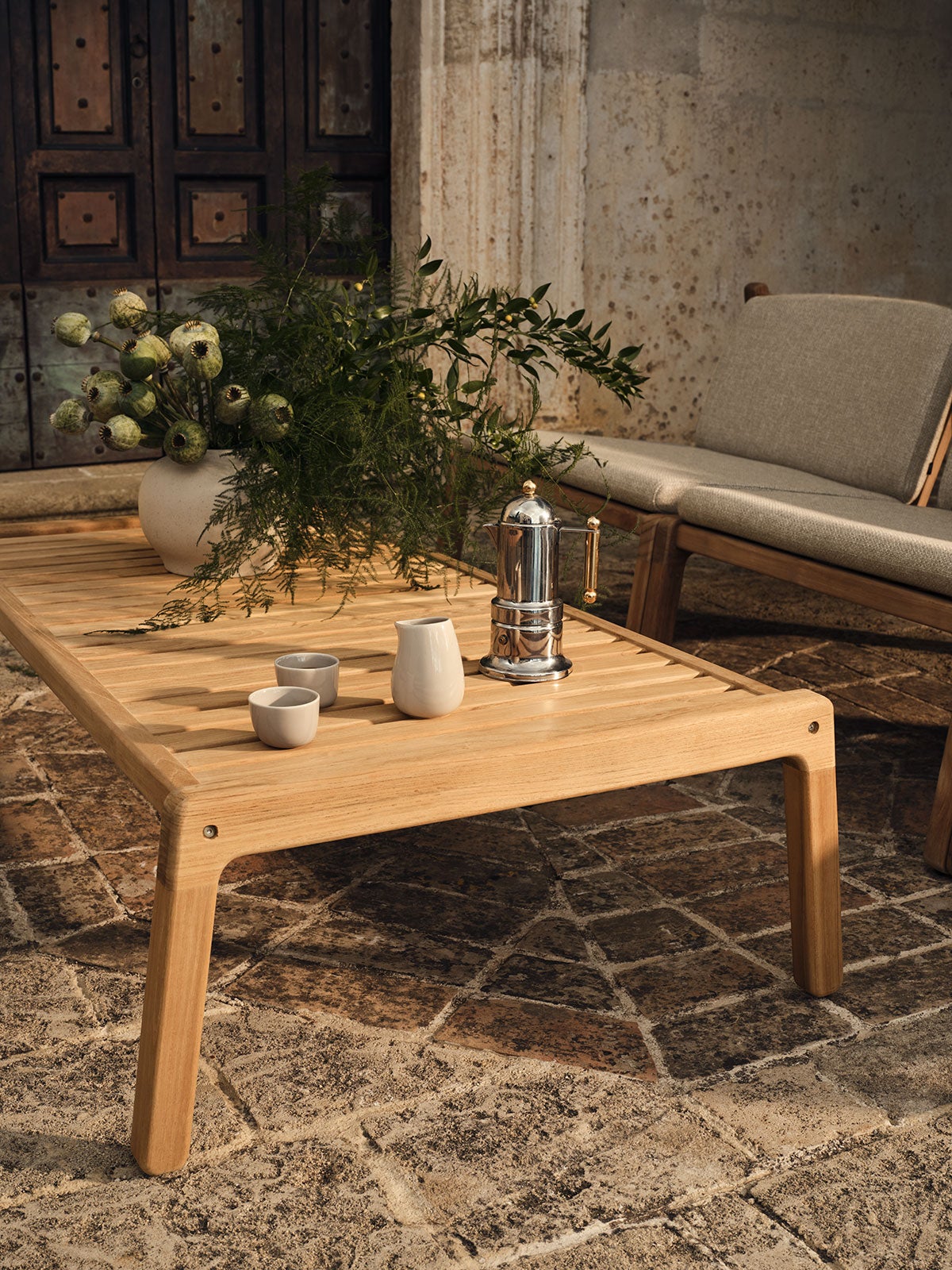 Bolia-Patio-Outdoor-Coffee-Table-120x120-Lifestyle