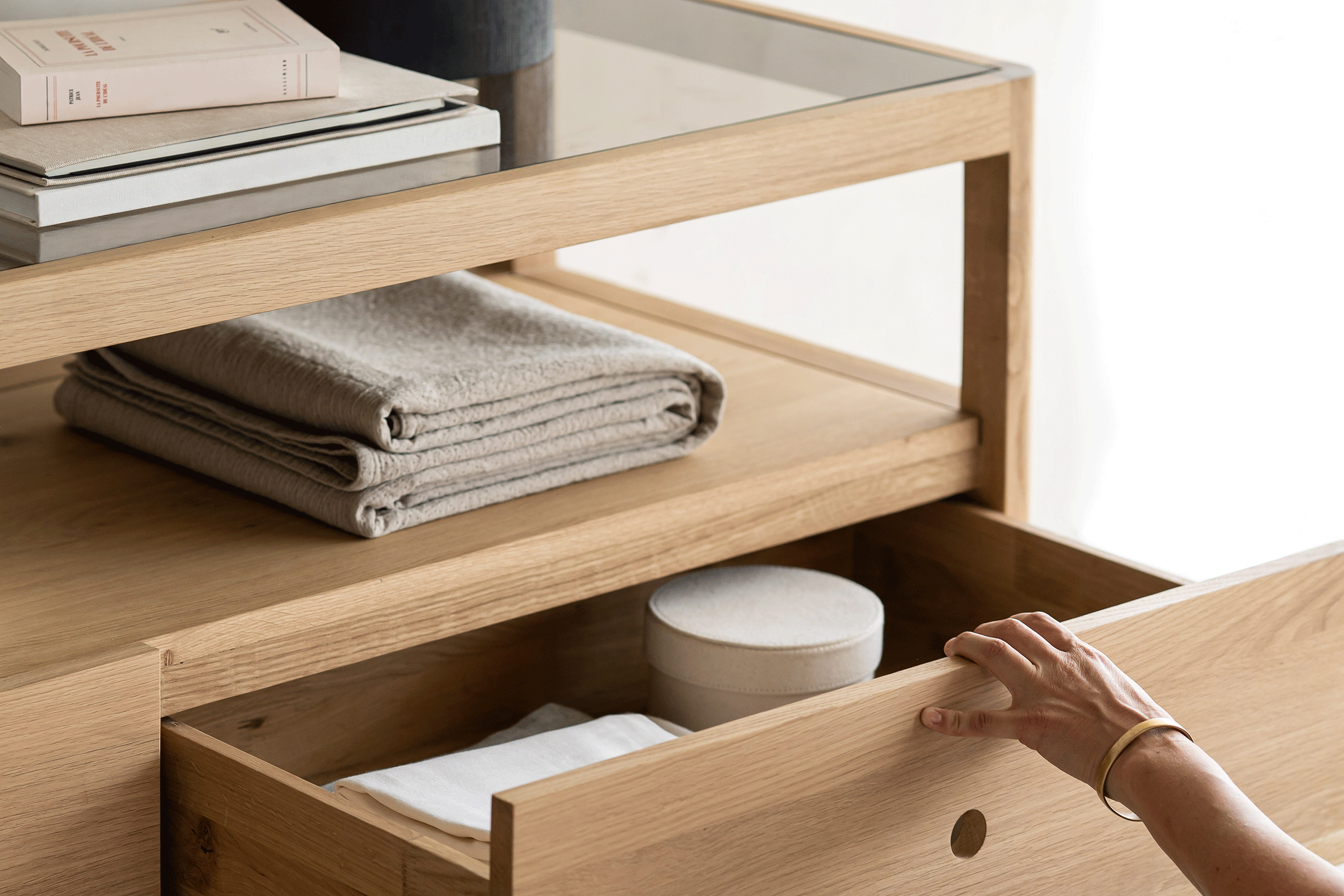 Byrå Spindle från Ethnicraft.