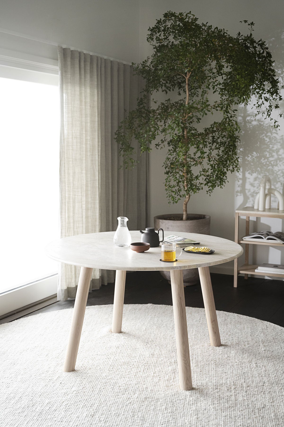 Taransay Matbord Ø125 | Beige Travertin / Vitpigm. Ek