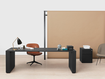 Gräshoppa Bordslampa Svart på ett stort skrivbord