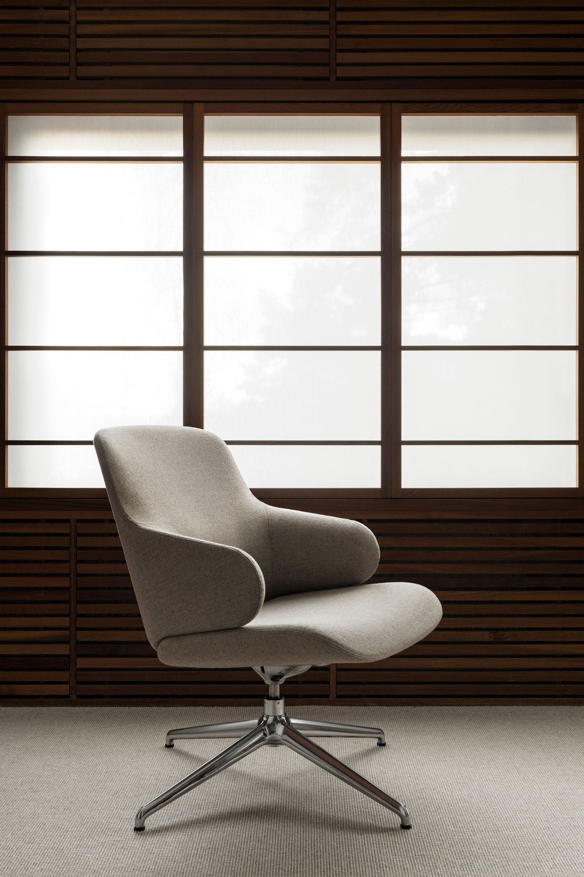 Miljöbild på fåtöljen Amstelle. Här visad med snurrfot. 