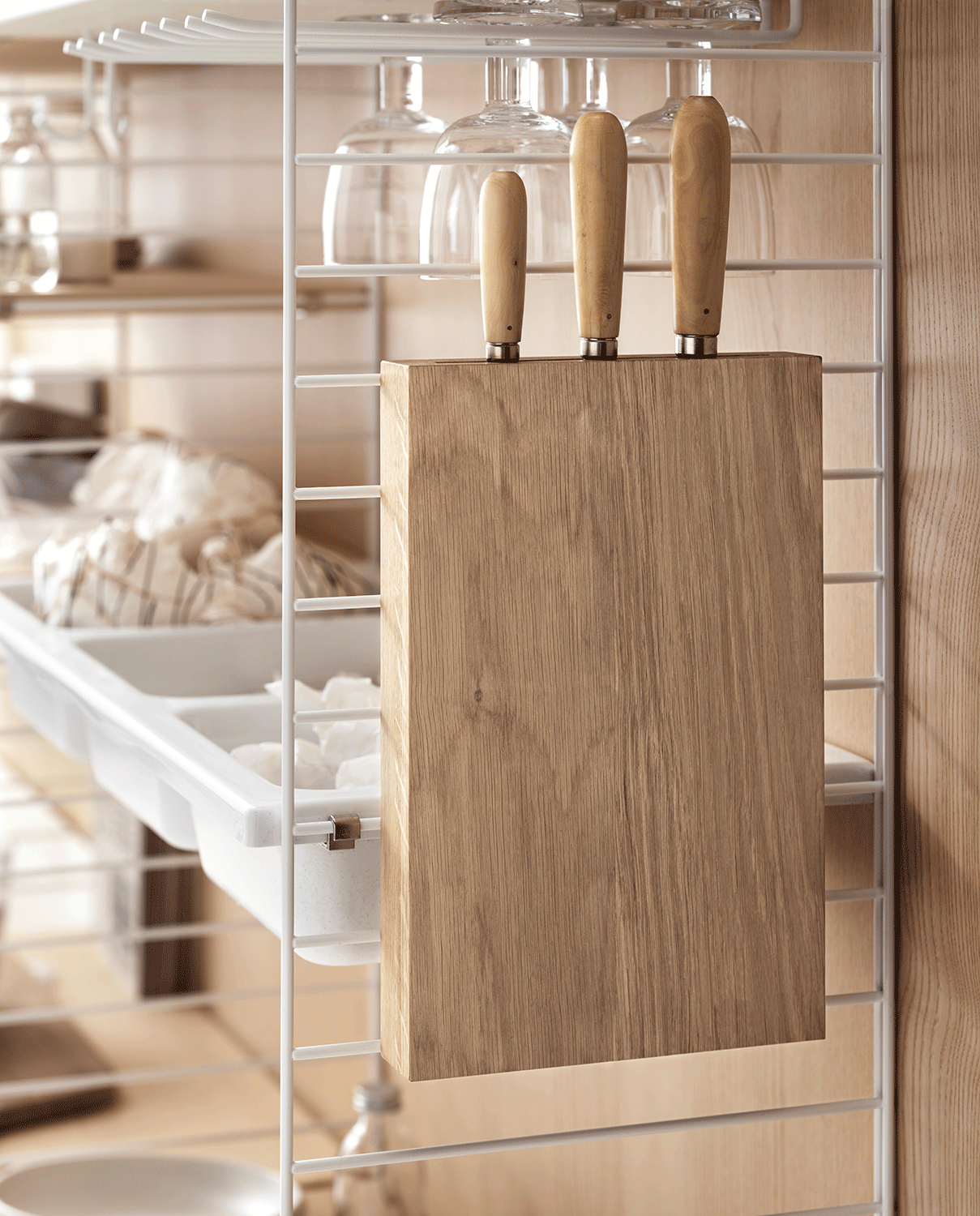 String knivblock i ek hängt på en vit Stringhylla i kök.