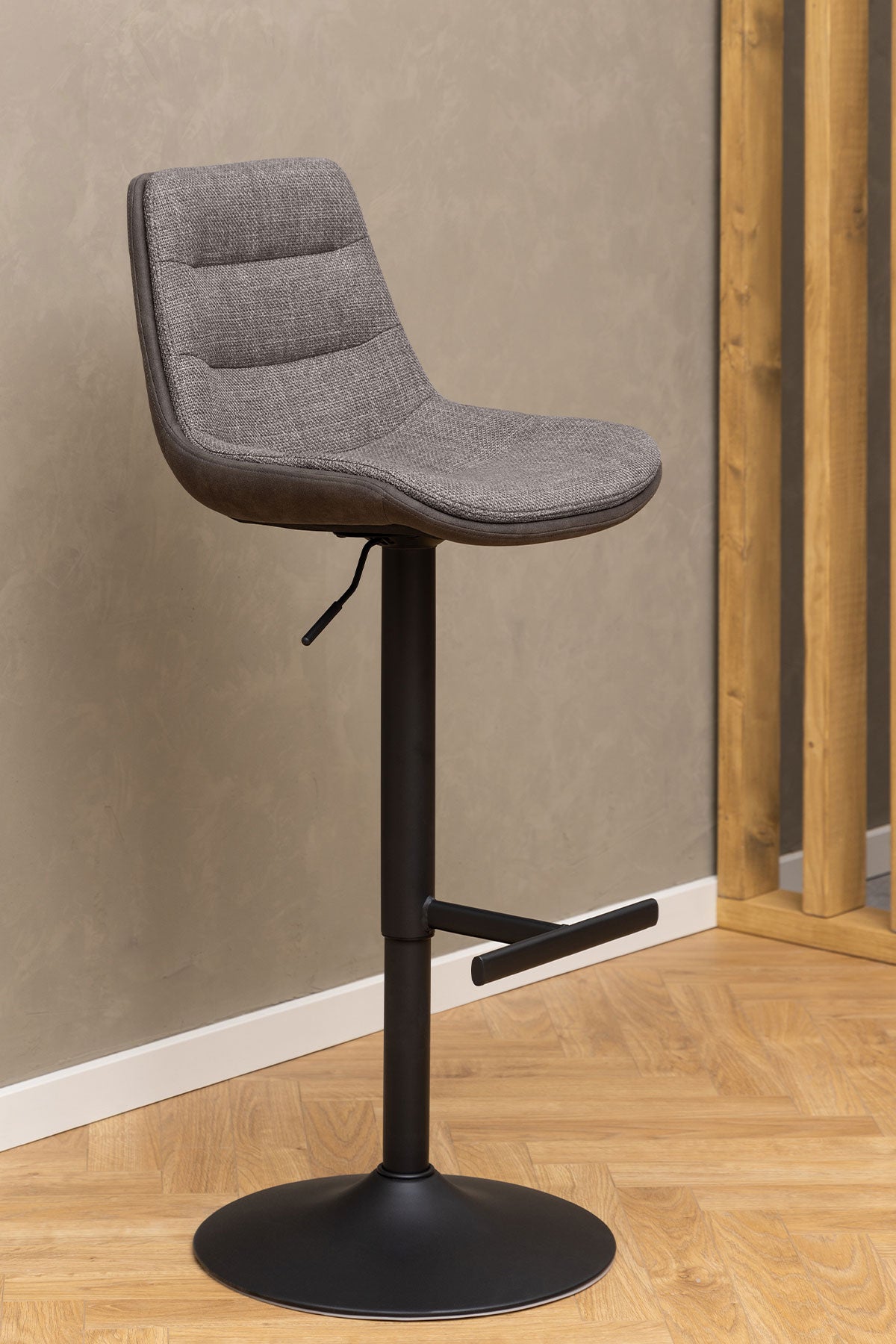 actona-adisa-barstol-basel-light-grey-brown-lifestyle2