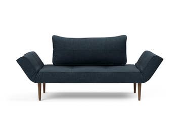 Zeal Bäddsoffa med stylettoben i tyget 515 Nist Blue