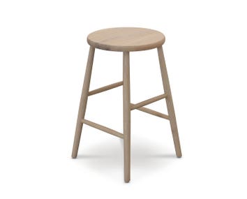 Palle Pall i sitthöjd 68 centimeter i vitpigmenterad ek