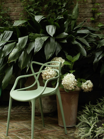 Masters Stol Salvia Grön i utomhusmiljö  framför buskage med vita blommor