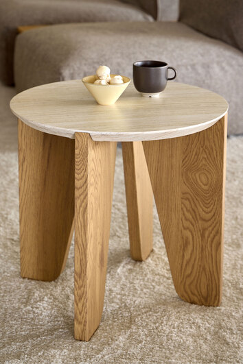 Actona Dockland soffbord med mugg och skål på. 