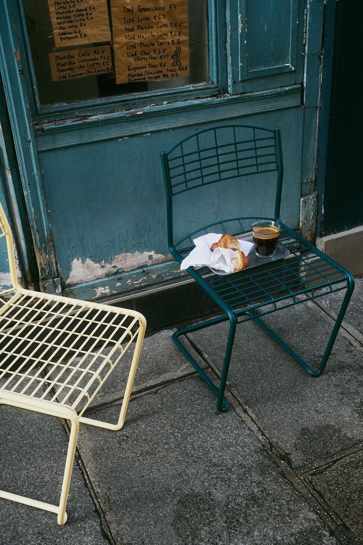 High Tech Stol i färgerna Blågrön och Ivory på trottoar i Paris