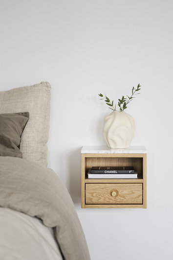 Whitmore Sängbord Ek bredvid bäddad säng i sovrum