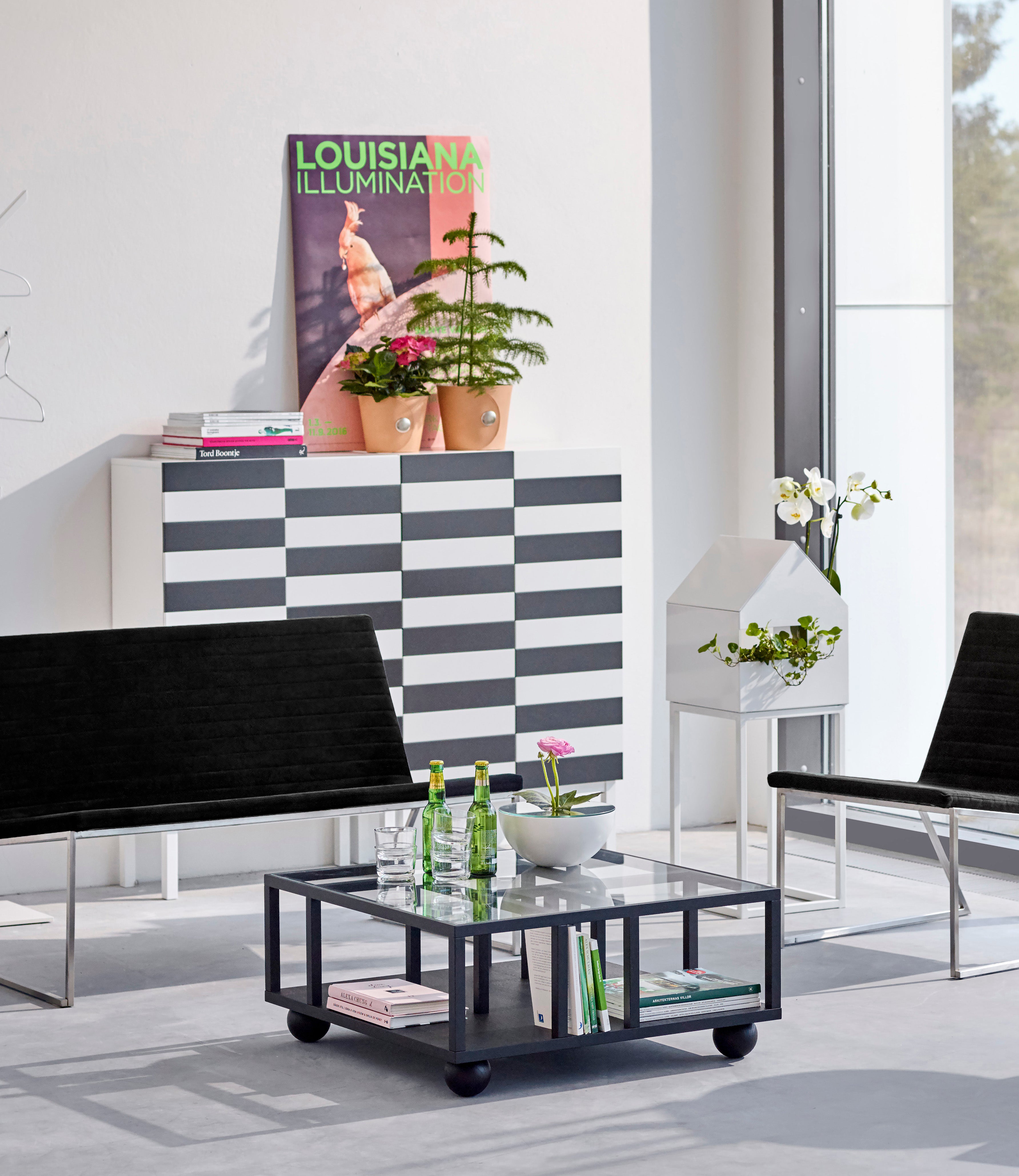 Show Soffbord i svart ek i ett modernt inrett vardagsrum