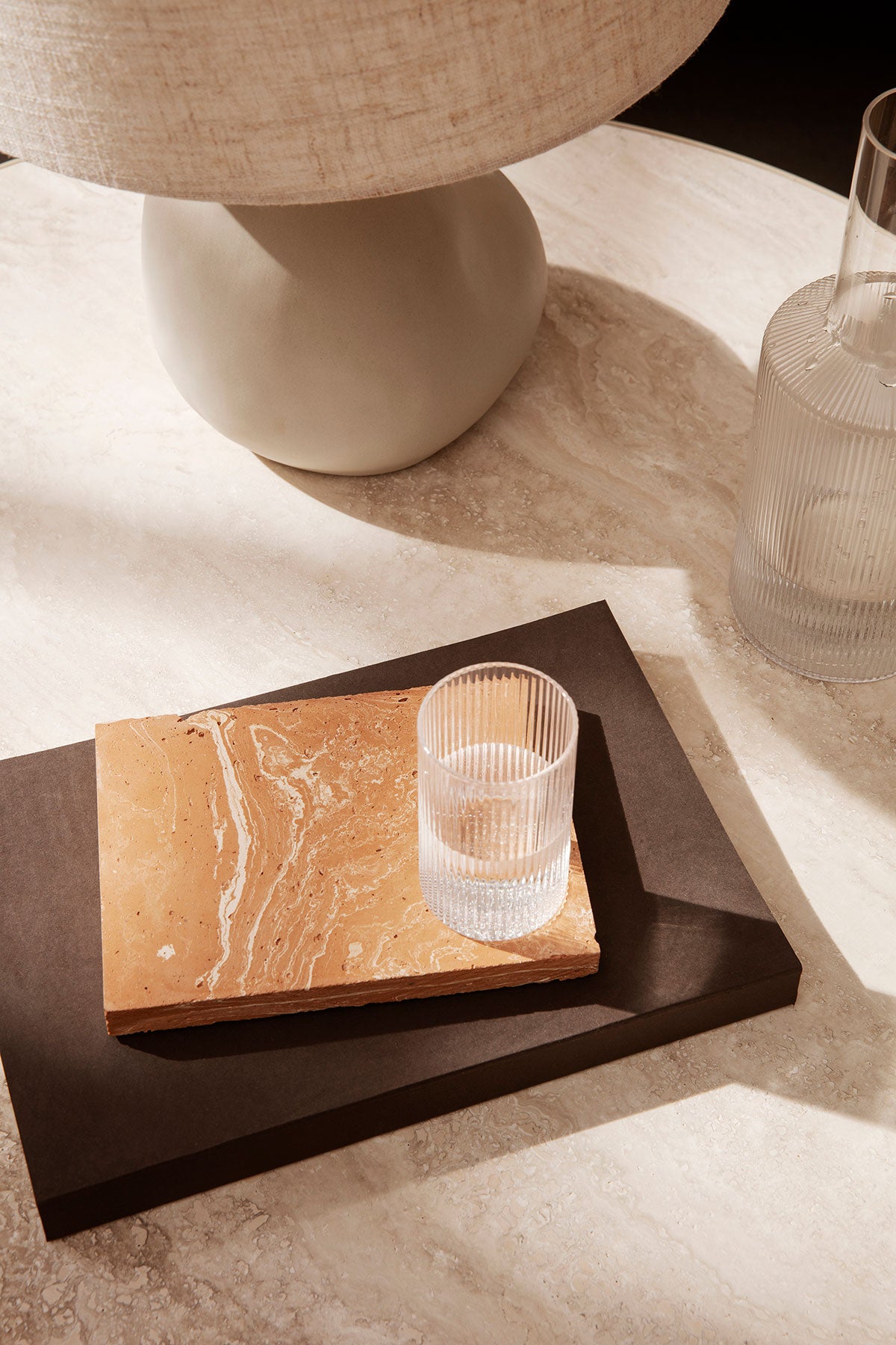 Ripple Lock i utförandet Clear fyllt med vatten, stående på sidobord