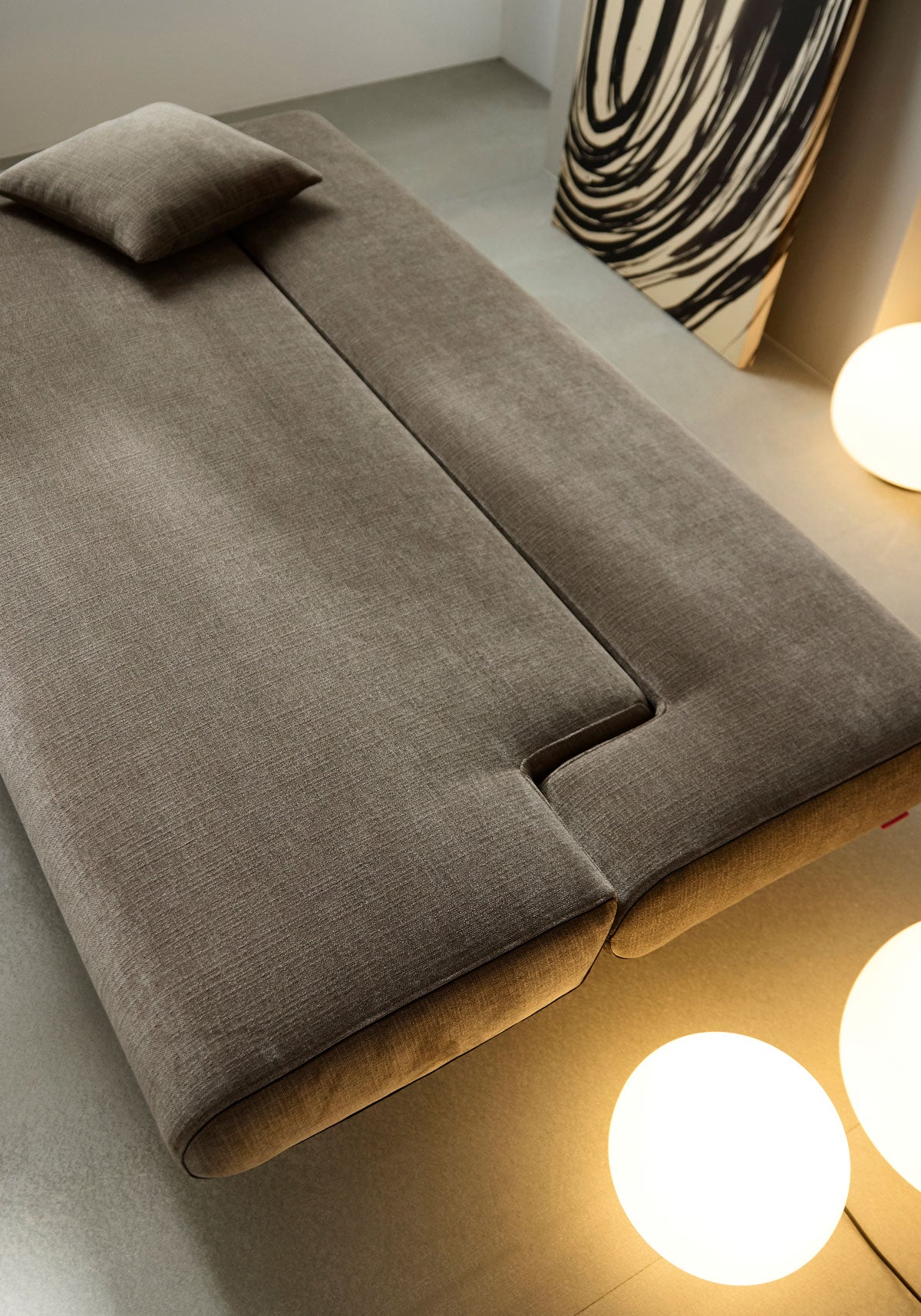 Unfurl Bäddsoffa i tyget 411 Esina Cedar Brown i utfällt läge