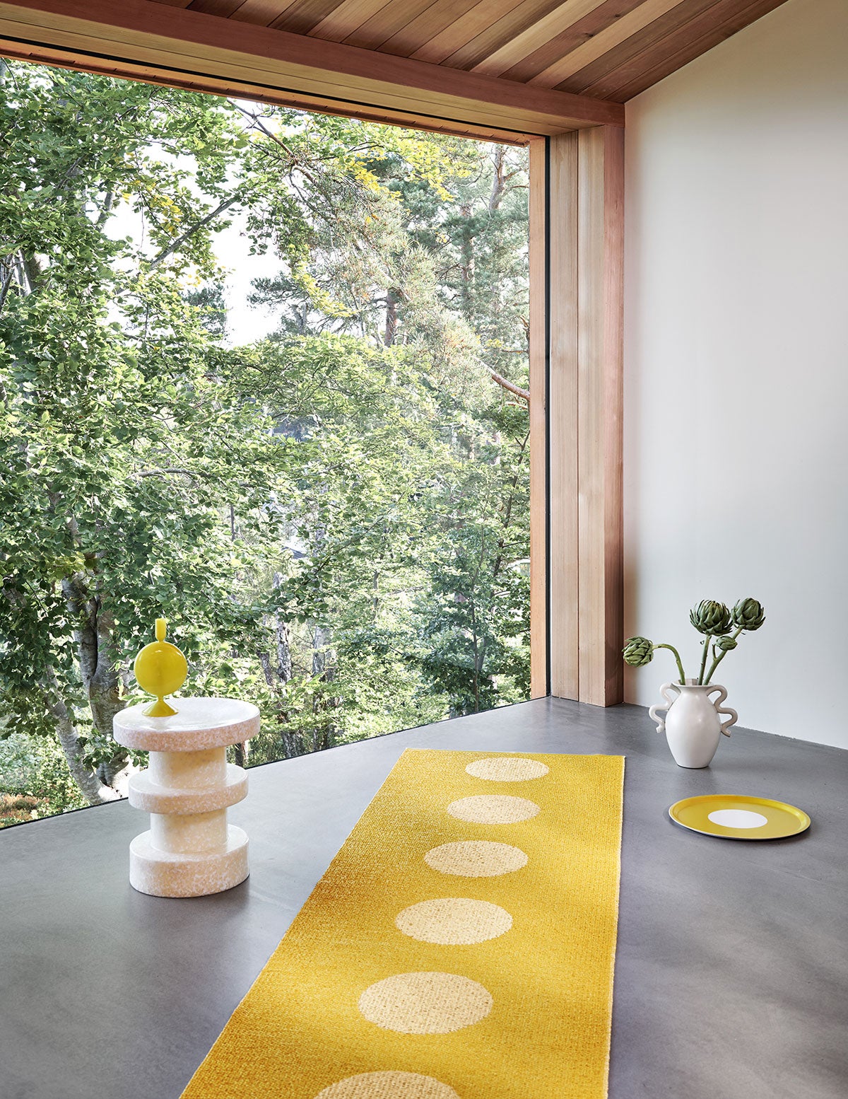 Vera Pop Gångmatta i färgen Mustard/Pale Yellow i rum med utsikt mot skog