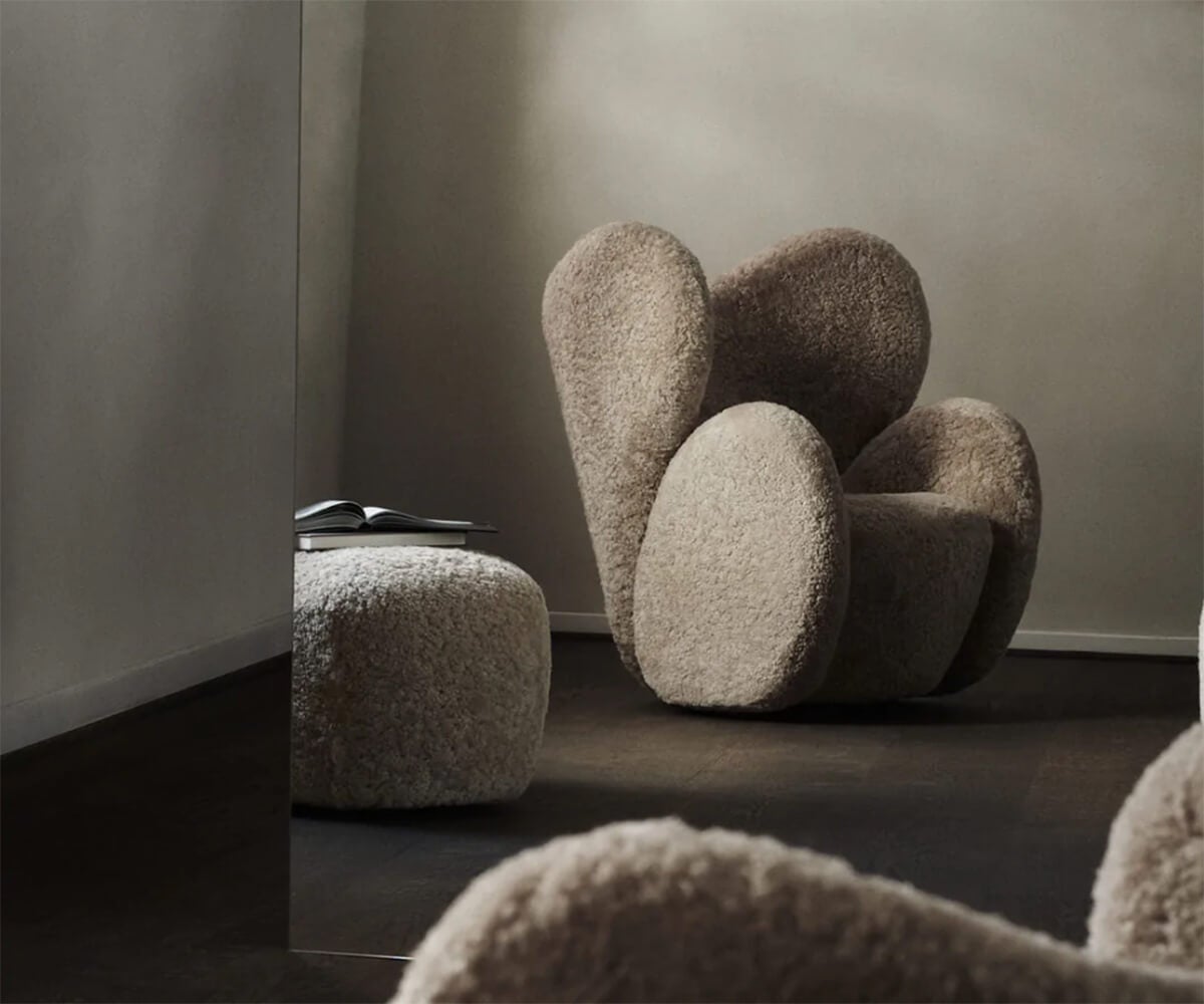 Big Big fåtölj  från Norr11 ståendes i ett kalt rum