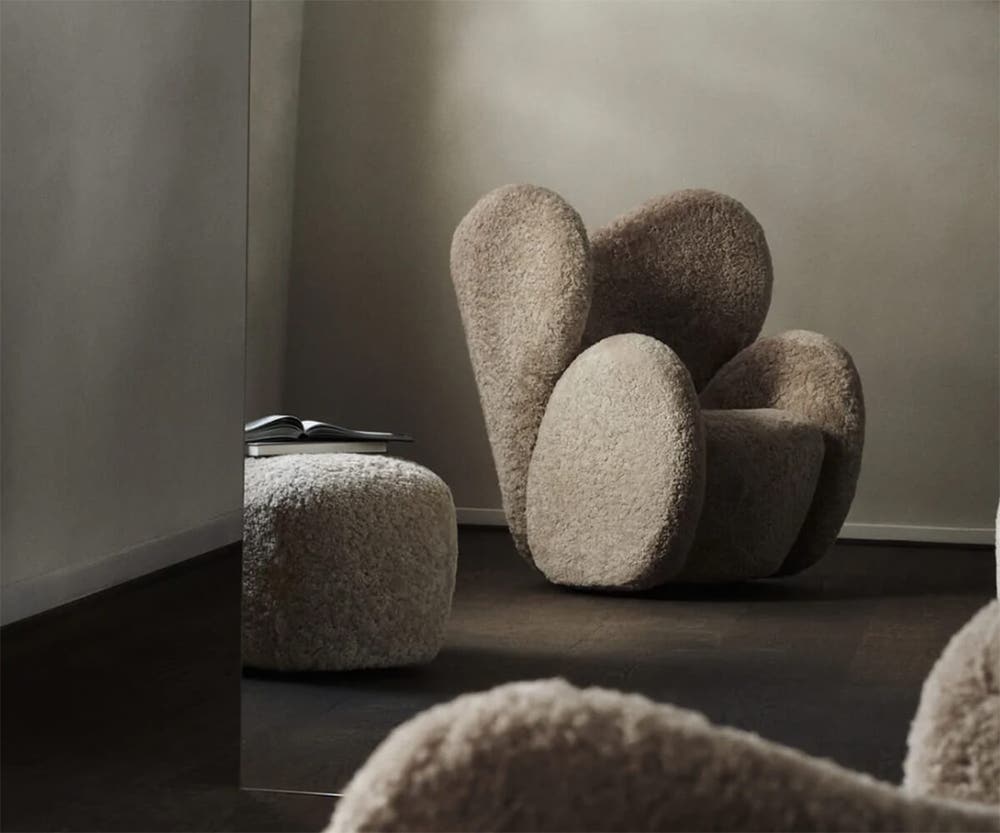 NORR11-Big-big-fatolj-organiska-former.jpg Big Big fåtölj från Norr11 ståendes i ett kalt rum