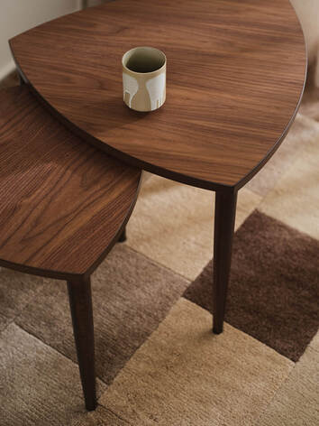 Tripoli Satsbord i valnöt med  en kaffekopp på 