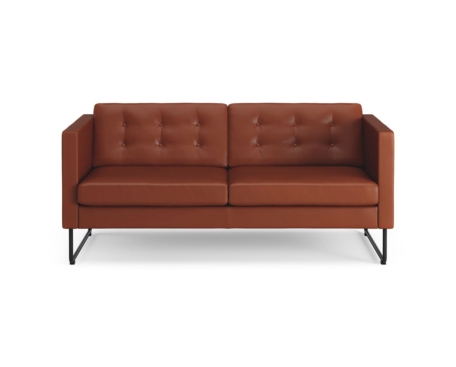 Bilden visar Madison, i tvåsitsig modell. Soffan är klädd i lädret Elmosoft 33001, med knappar i ryggen. Medstativet är i svart utförande. 