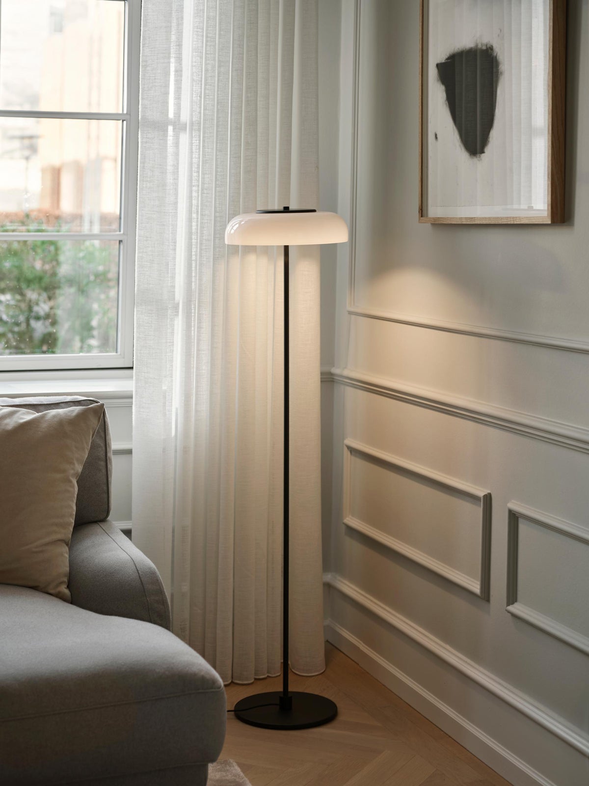Nuura-Blossi-Floor-Lamp-Black-Opal-Lifestyle