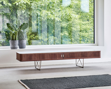 AK 2721 tv bänk från Naver. Dansk design ikon tillverkad i massivt trä och med toppskiva i Corian