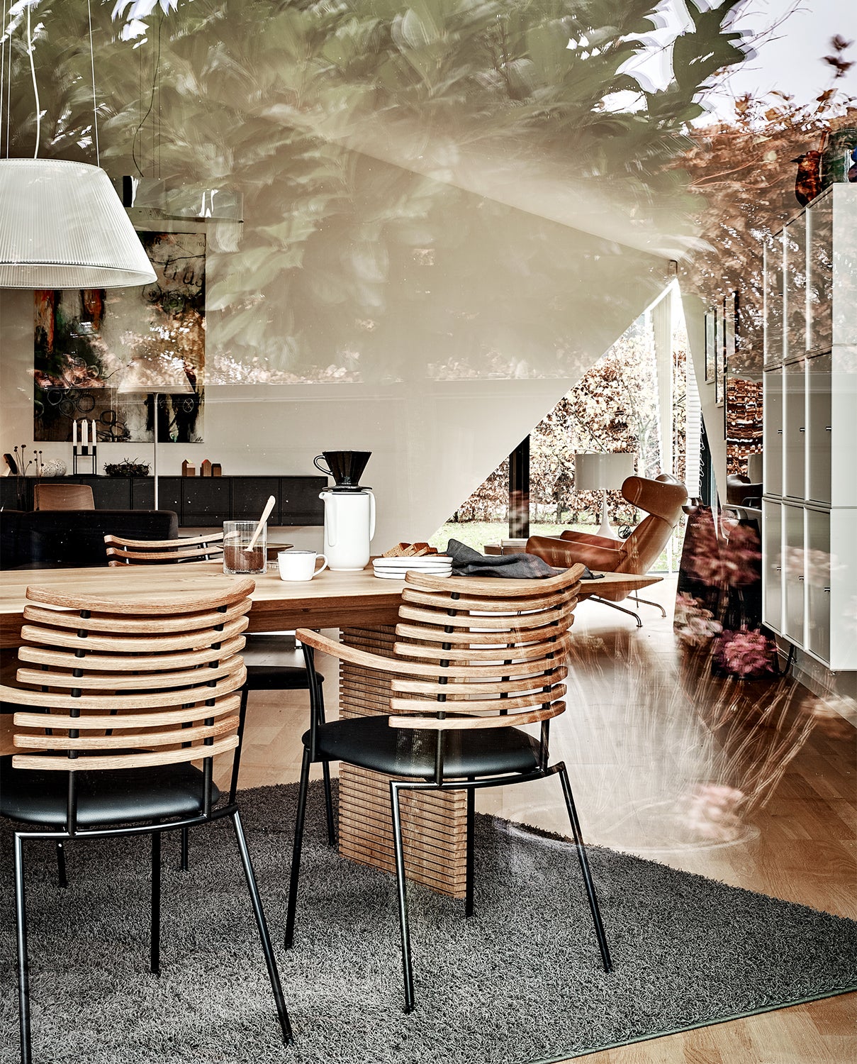 En härlig matsal inredd med stol Tiger och GM 3500 Straight Matbord från Naver Collection.