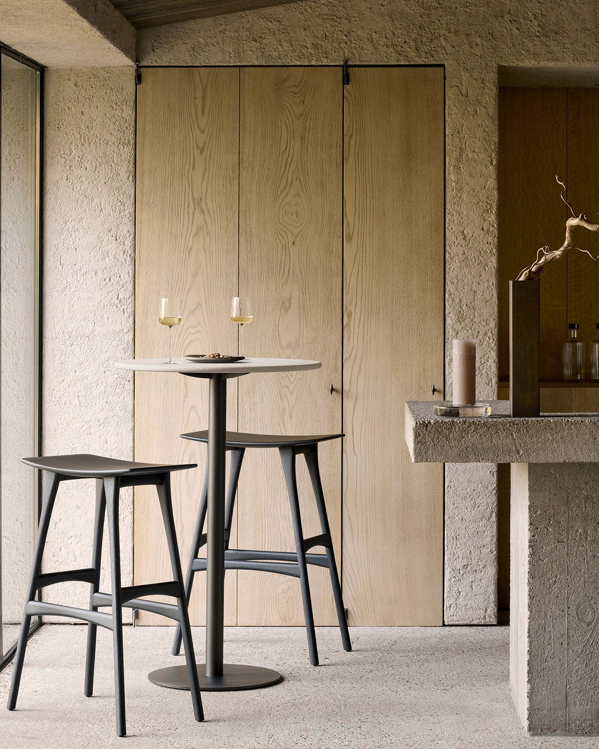 Ethnicraft-Blend-Bar-Table-Dark-Bronze-Microcement-Off-White-Lifestyle