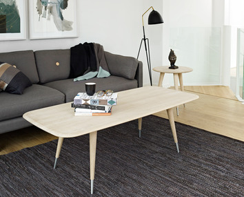 Point Soffbord AK 2530 på melerad matta framför en grå soffa med mörka textilier