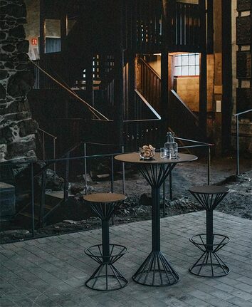 Roots Barbord och Barpallar på grå matta i källarmiljö