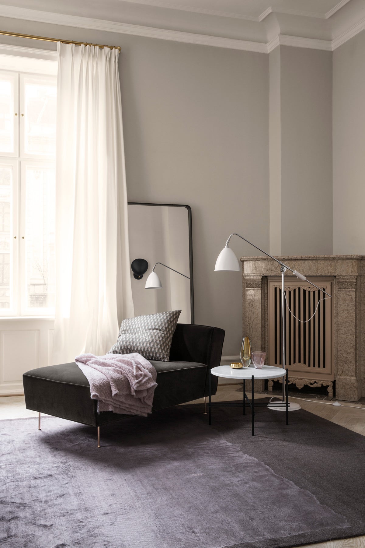 ModernLineChaiseLongue_AdnetWallMirrorRectangular