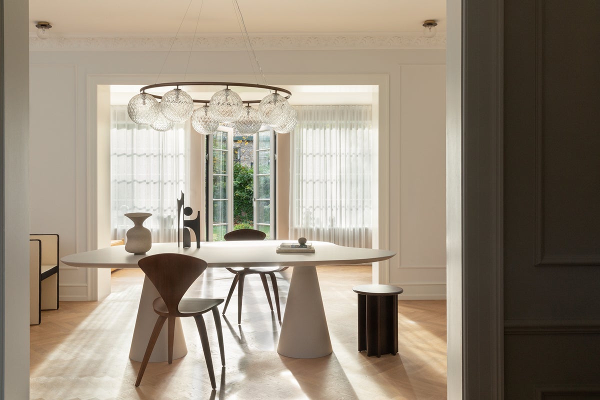 Nuura-Miira-8-Oval-Chandelier-Dark-Bronze-Optic-Clear-Lifestyle