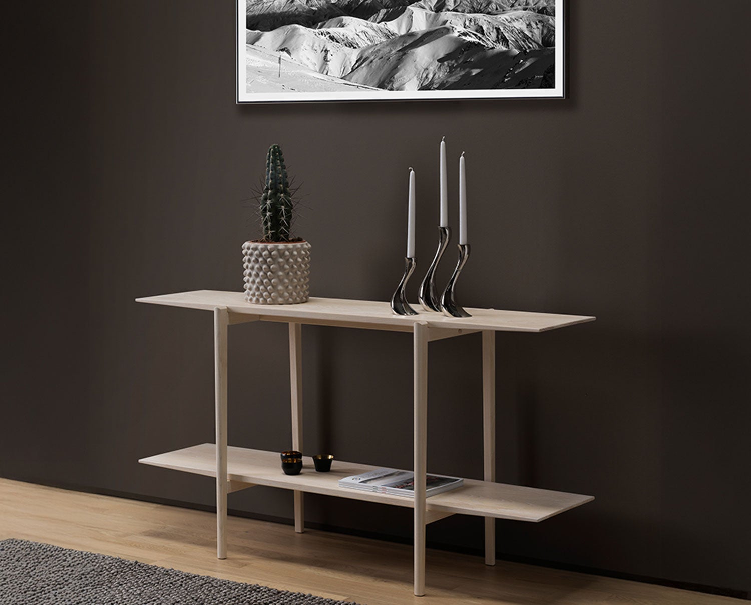 Calpe Sideboard i vitoljad ek dekorerad med en kruka, ljusstakar, ljushållare och tidningar.