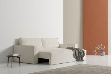 Newilla Bäddsoffa i tyget 357 Taura Off-White i utfällt läge