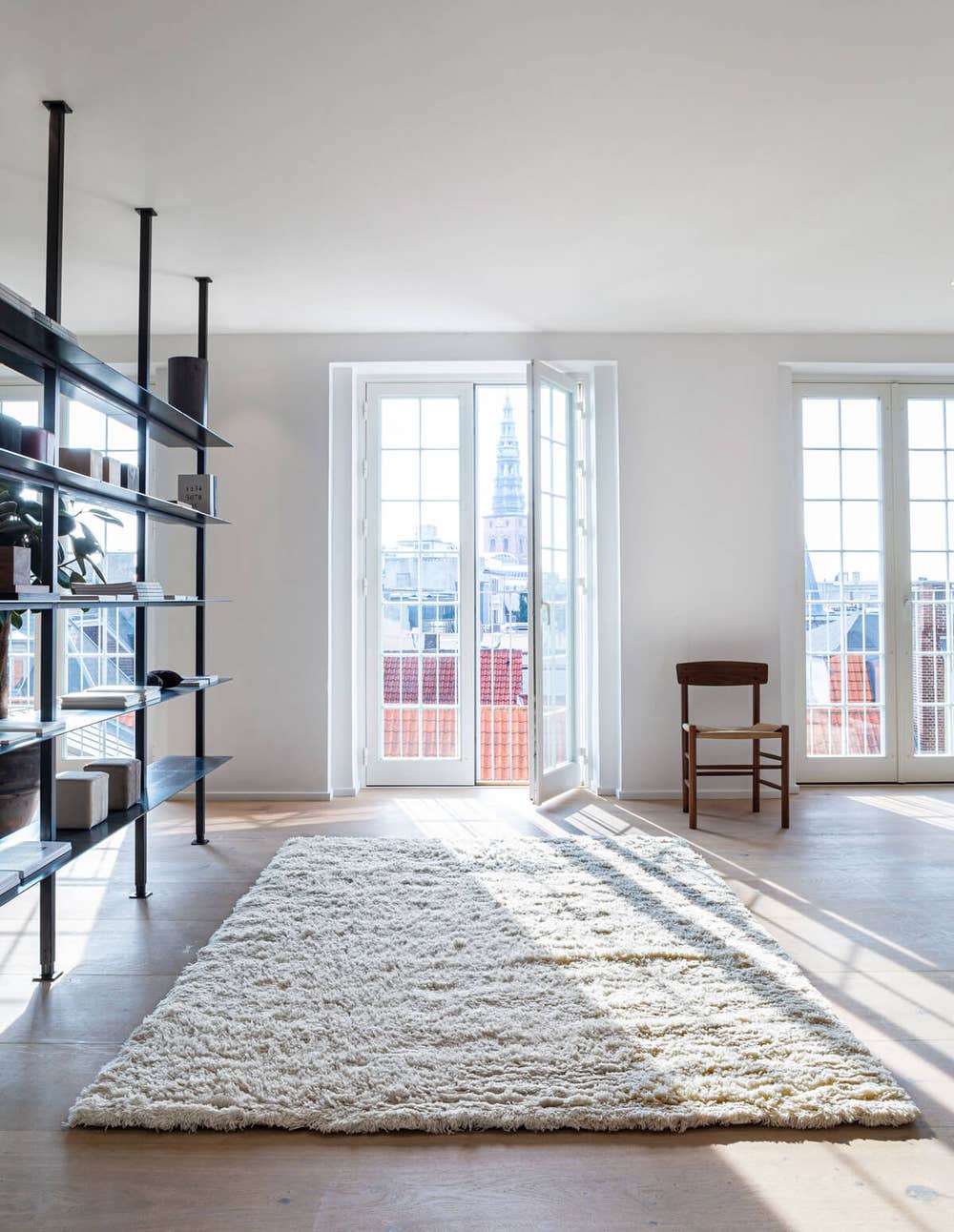 Rya-ryamatta-Cream-Massimo-Copenhagen.jpg Mattan Rya från Massimo Copenhagen i ett soligt och ljust rum