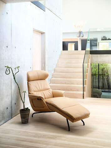 Clement Schäslong med fanérsidor klädd i läder i industriell inredning