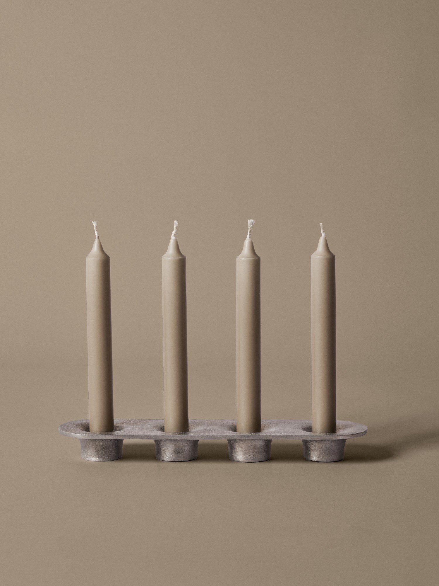 Ferm-Living-Soothe-4-Candle-Holder-Aluminium-1984-miljo-1