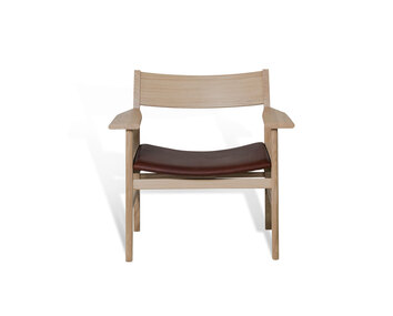 Siza Loungestol i vitpigmenterad ek med sits i Mocca Tärnsjöläder