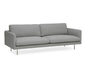 Soffan Basel, med bredd 220 centimeter. Soffan är klädd i tyget Malawi 13, med ben i aluminium.