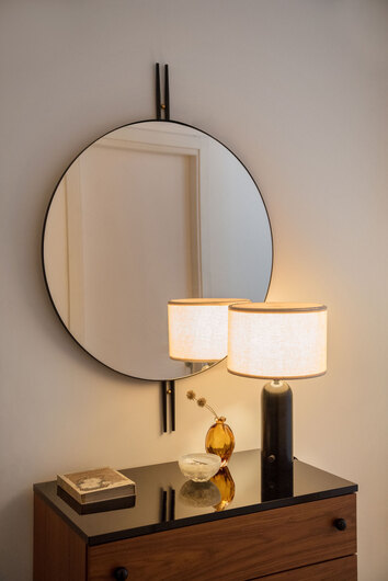 IOI Spegel ovanför 62 Dresser som är dekorerad med dekorativa detaljer och Gravity Table Lamp från Gubi