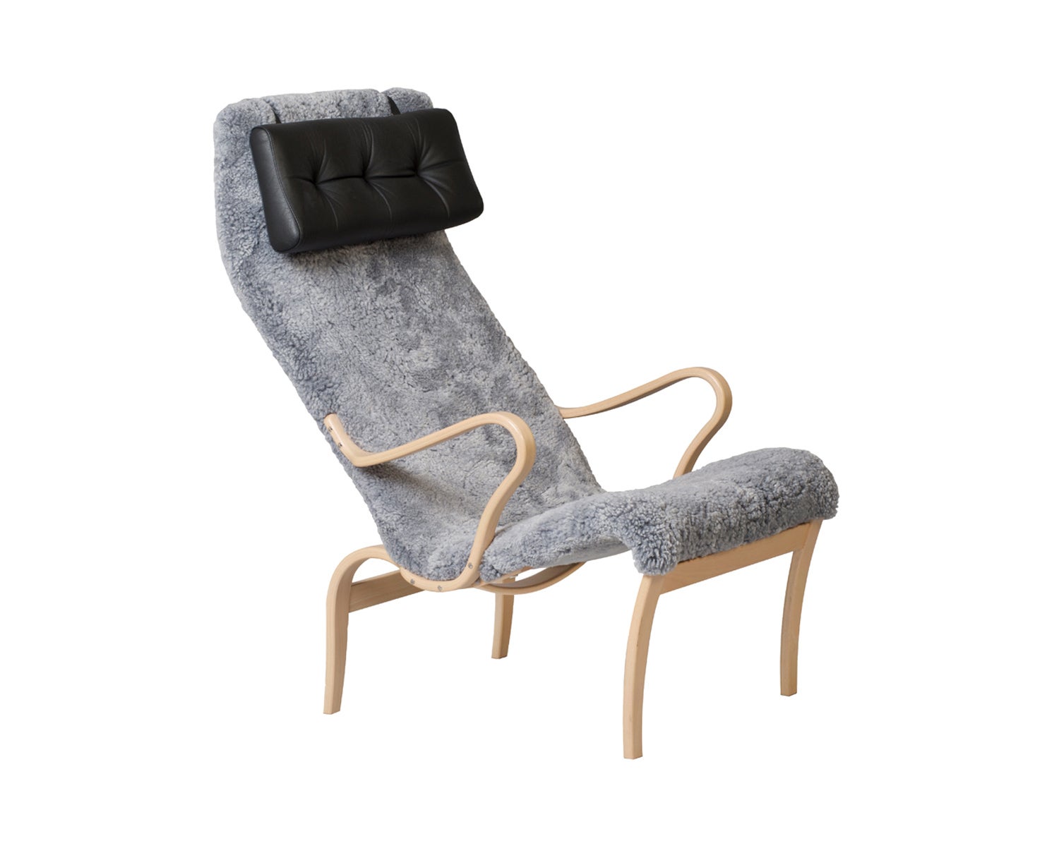 Miranda Fåtölj klädd i fårskinn från Bruno Mathsson.