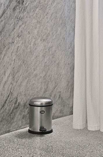 Vipp 12 Pedalhink Rostfritt Stål i badrum med duschdraperi