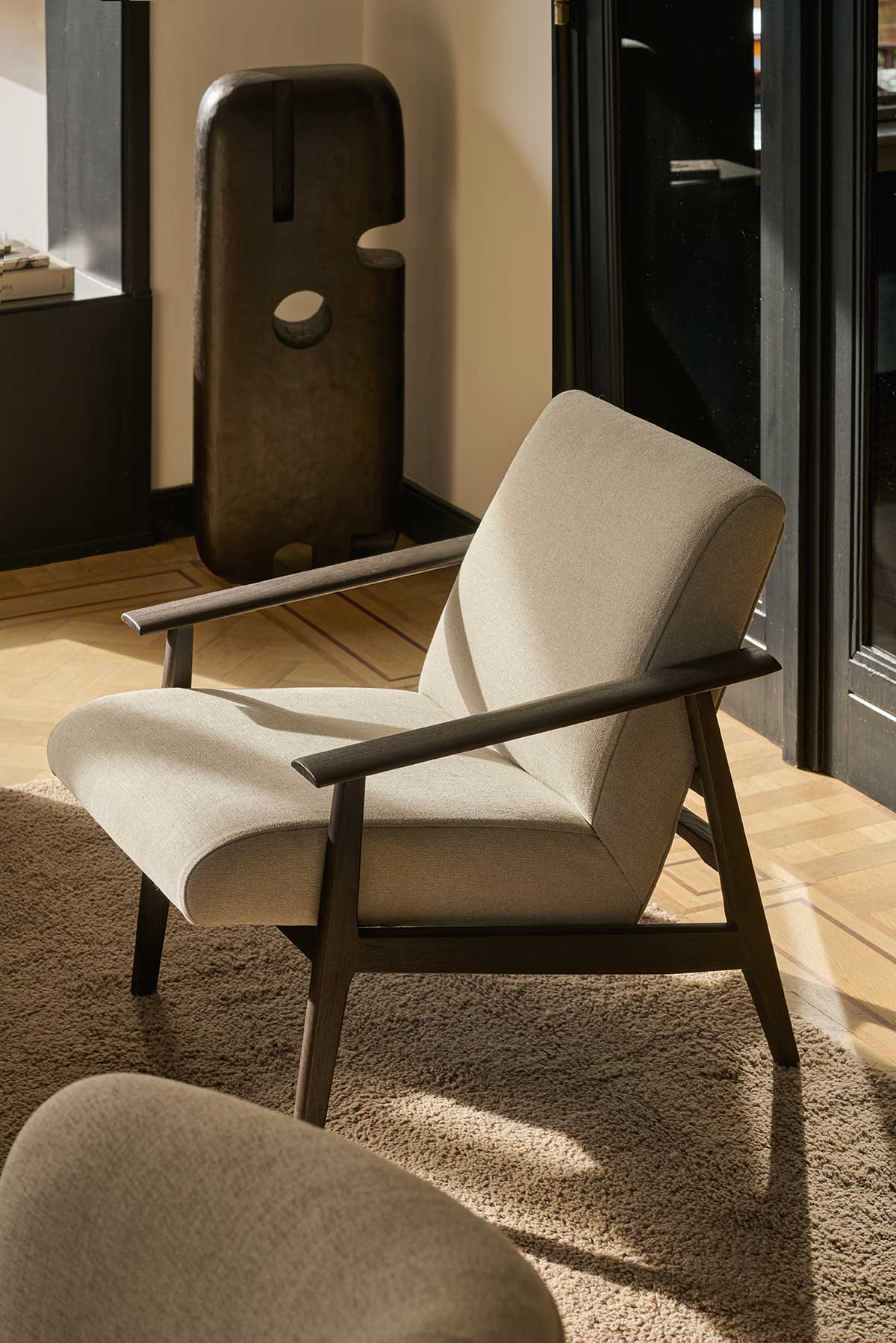 Ethnicraft-Aspekt-Lounge-Chair-Dark-Brown-Teak-Warm-Ash-Lifestyle