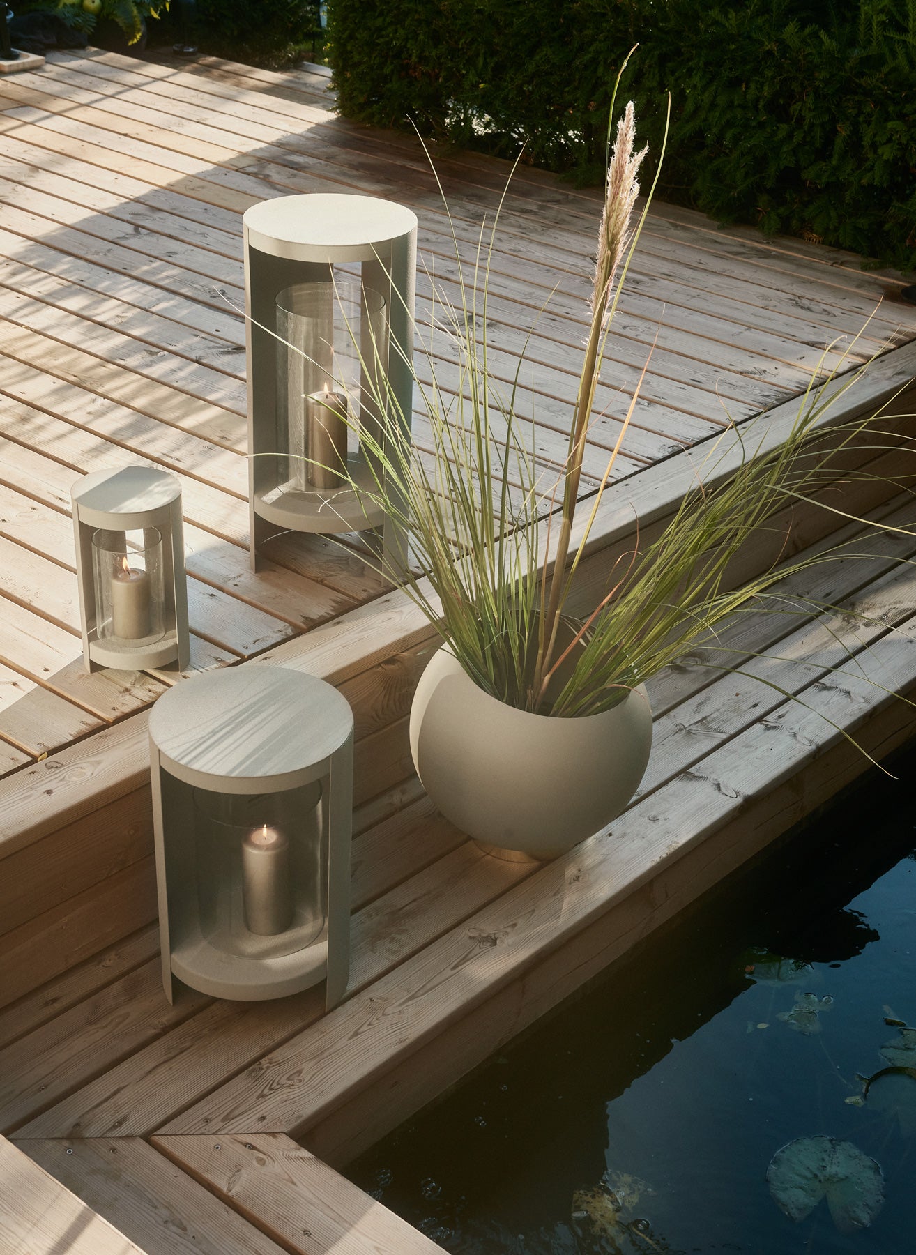 Härliga Globe kruka i Taupe från AYTM - perfekt för en mysig uteplats 