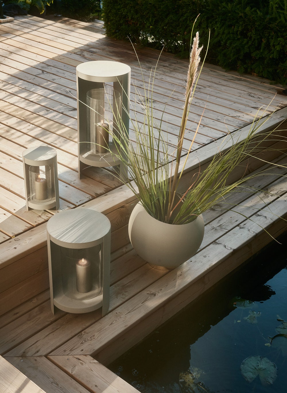 Globe-kruka-till-uteplatsen-taupe.jpg Härliga Globe kruka i Taupe från AYTM - perfekt för en mysig uteplats