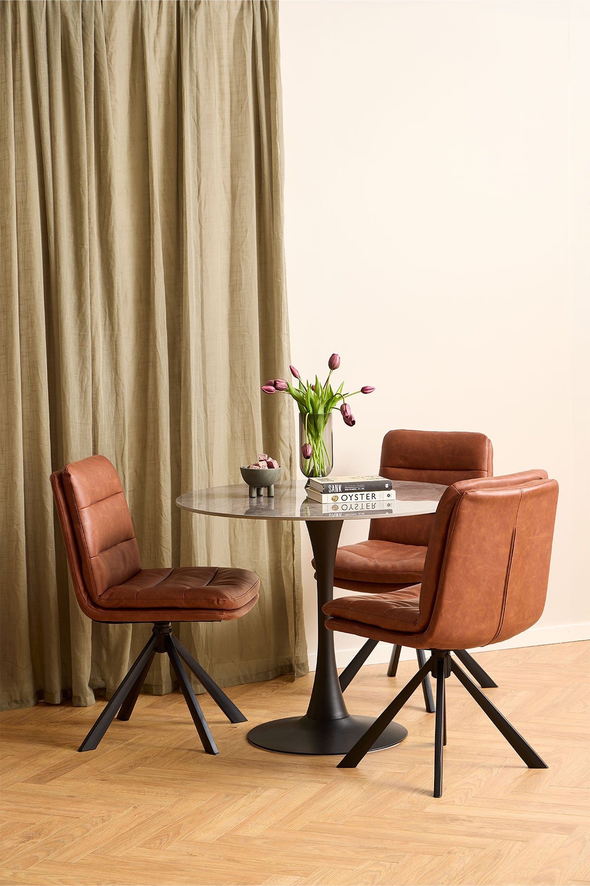 Malta Batis med tre stolar runt. 