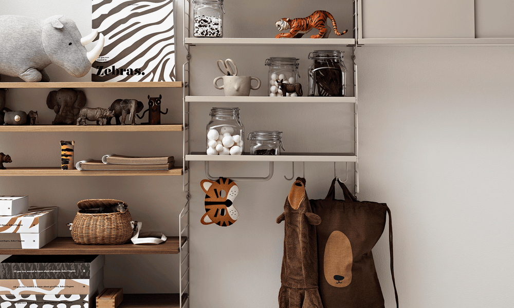 inspiration-stringhylla-barnrum-tibergs.png String i olika kombinationer med leksaker för barnrummet.